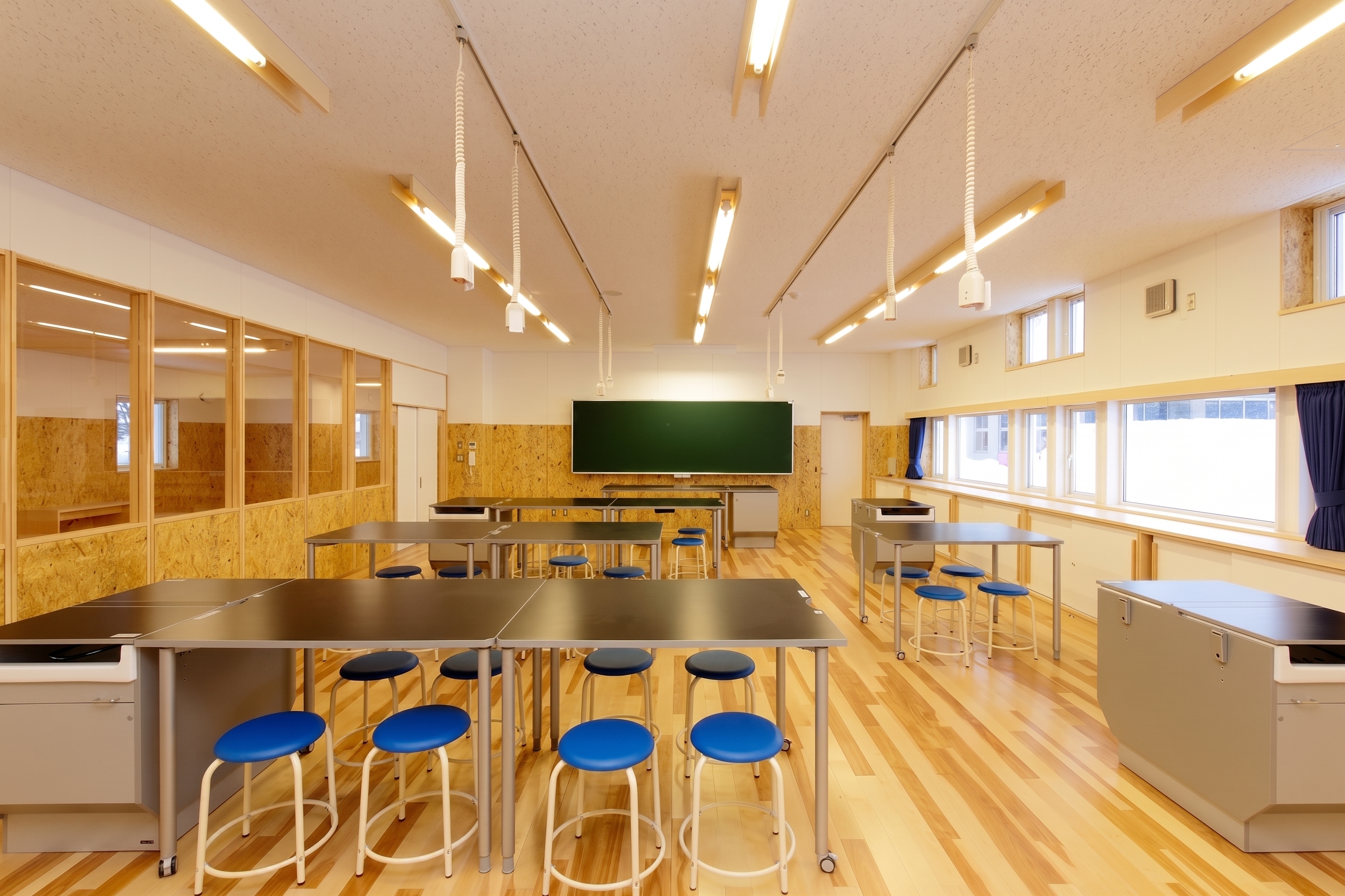 作業台と黒板を備えた学校の技術室・理科室